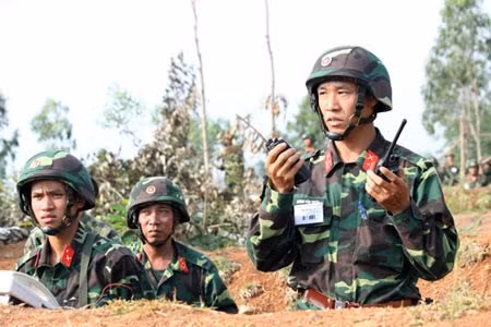 Theo sát diễn biến của trận đánh.
