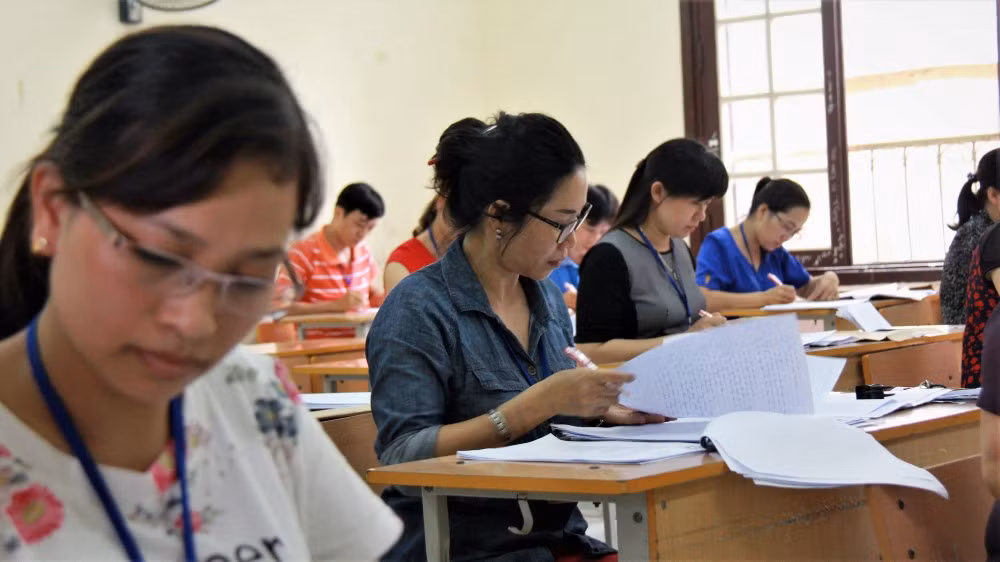 Các cán bộ chấm thi môn ngữ văn kỳ thi trung học phổ thông quốc gia tại Hà Nội. Ảnh minh họa: Vietnamnet