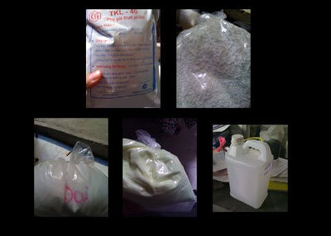 Mặc dù được để trước quạt, nhưng những tảng bún này không tránh khỏi ruồi nhặng trong lò bún của bà L