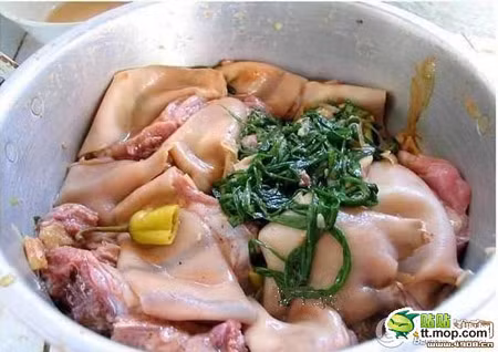 Chế biến cũng rất kỳ công và phải ướp cùng với các loại gia vị át mùi của chuột.
