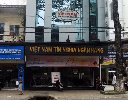 Chi nhánh Ngân hàng Việt Nam Tín Nghĩa trên đường Trần Hưng Đạo, quận 1 lúc 10 giờ, khách vắng hoe. Ảnh: VNE.