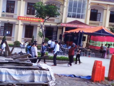 Khuôn viên Trường THCS Tân Tiến biến thành nơi tổ chức đám cưới của vị cán bộ địa chính xã (Ảnh PLXH).