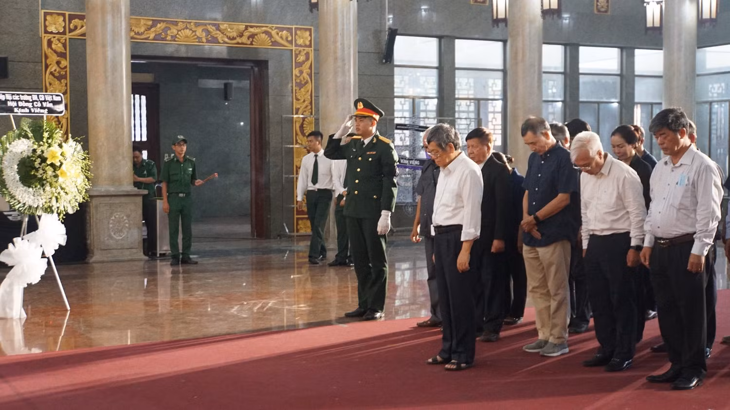 Đoàn Hiệp hội Các trường đại học, cao đẳng Việt Nam dành một phút mặc niệm tưởng nhớ Giáo sư, Tiến sĩ Trần Hồng Quân (ảnh: V.D) Đoàn Hiệp hội Các trường đại học, cao đẳng Việt Nam dành một phút mặc niệm tưởng nhớ Giáo sư, Tiến sĩ Trần Hồng Quân (ảnh: V.D)