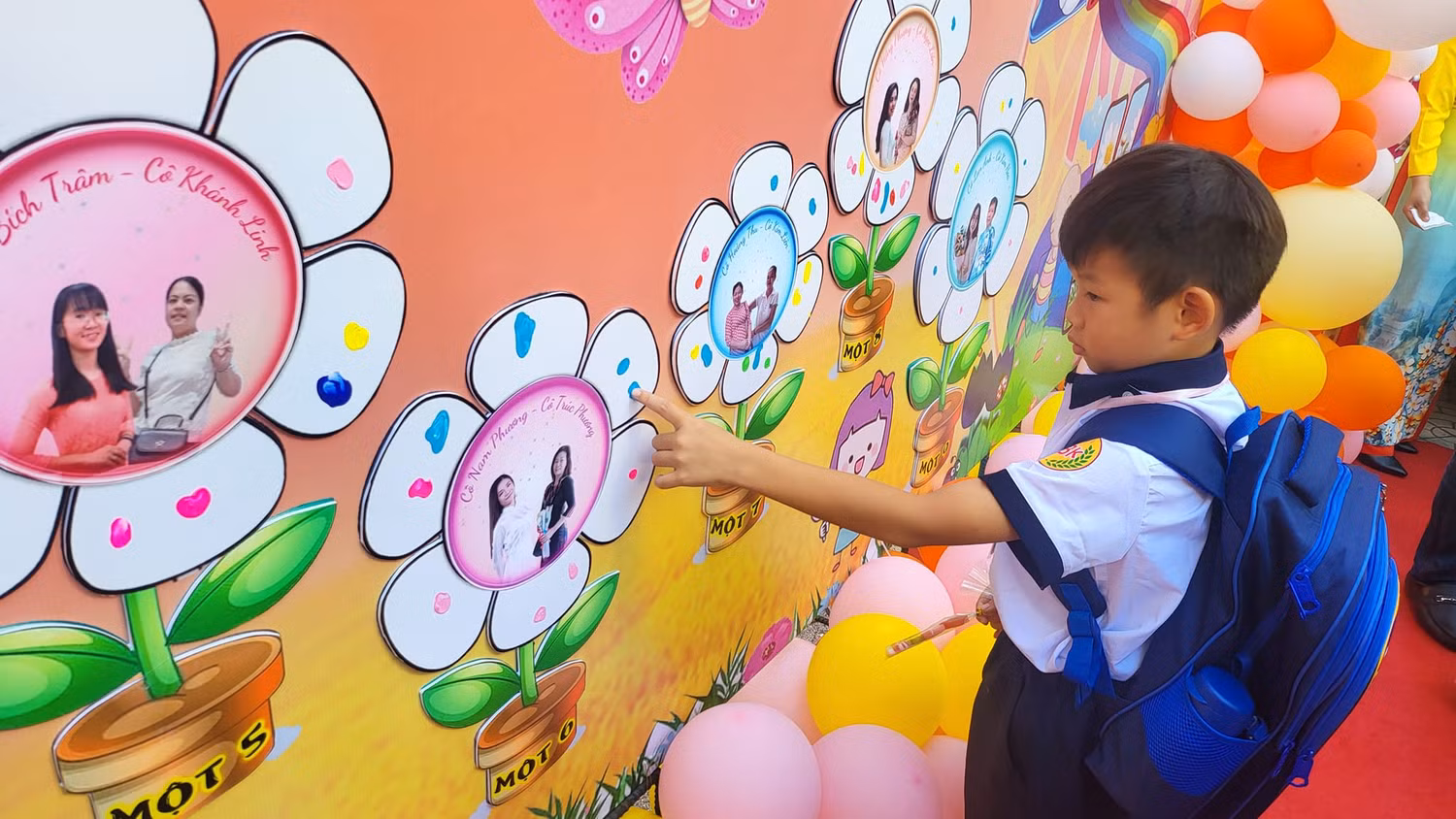 Học sinh lớp 1 in dấu vân tay theo từng đơn vị lớp ở Trường Nguyễn Bỉnh Khiêm (ảnh: V.D) Học sinh lớp 1 in dấu vân tay theo từng đơn vị lớp ở Trường Nguyễn Bỉnh Khiêm (ảnh: V.D)