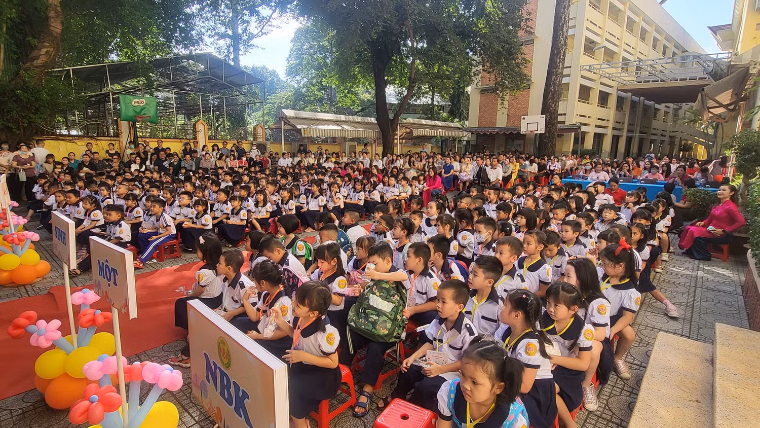 288 học sinh lớp 1 của Trường tiểu học Nguyễn Bỉnh Khiêm bắt đầu tựu trường (ảnh: V.D) 288 học sinh lớp 1 của Trường tiểu học Nguyễn Bỉnh Khiêm bắt đầu tựu trường (ảnh: V.D)