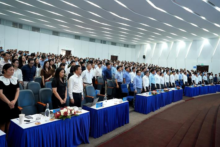 Trước khi vào Hội nghị chính thức, các đại biểu đã dành một phút mặc niệm GS.TS Trần Hồng Quân, nguyên Bộ trưởng Bộ Giáo dục và Đào tạo vừa từ trần - người có đóng góp to lớn với sự nghiệp giáo dục, đặc biệt là giáo dục đại học (Ảnh: moet.gov.vn)