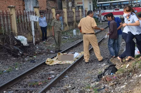 Người dân sống trong sợ hãi, cầu vượt qua đường sắt vẫn chậm trễ ảnh 3 Người dân sống trong sợ hãi, cầu vượt qua đường sắt vẫn chậm trễ ảnh 3