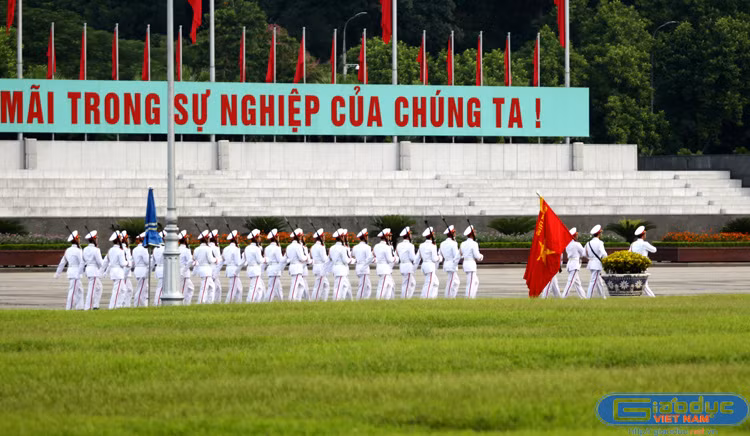 Sau khi bản Quốc ca kết thúc, đội nghi lễ hành quân qua bên trái Lăng Chủ tịch Hồ Chí Minh rồi đi qua cửa Lăng trở về điểm xuất phát.