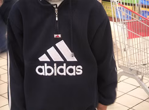 Tại đây, thương hiệu này có hàng tá phiên bản lỗi với những cái tên na ná như Adibas, Odidoss, Adidsa, Acbids...