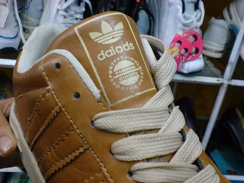 Một kiểu nhái thương hiệu Adidas "trắng trợn"..