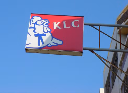 Trong những thương hiệu bị nhái nhiều nhất phải kể đến hãng đồ ăn nhanh KFC đến từ Mỹ. Tại Trung Quốc, KFC có đủ mọi phiên bản từ KFG đến KLC.