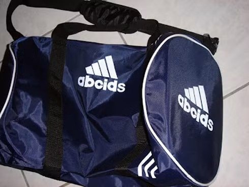 Một trong những thương hiệu bị làm nhái nhiều nhất tại Trung Quốc là Adidas.
