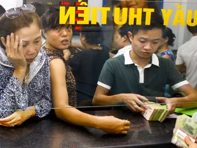 Ngân hàng Nhà nước không khuyến khích dân giữ vàng. Trong ảnh: người dân giao dịch và kiểm định vàng tại chi nhánh Công ty SJC miền Bắc ngày 25/10. (Nguồn Tuổi trẻ).