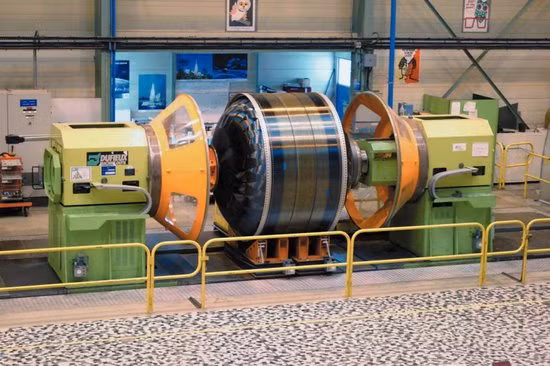Nhà máy Pháp đang dùng sợi carbon cường độ cao chế tạo vỏ ngoài động cơ tên lửa xuyên lục địa, sợi carbon đóng vai trò quan trọng trong lĩnh vực hàng không vũ trụ, là một loại vật liệu nhân tạo nhẹ hơn nhôm-titan, cứng hơn thép.