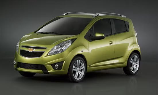 8. Chevrolet Spark 2011 Chevrolet Spark cũng là một trong những chiếc xe hấp dẫn với kiểu dáng cách tân hiện đại cùng không gian bên trong khá rộng rãi và tiện nghi. Spark có chiều dài cơ sở 2.375 mm, dài 3.640mm, cao 1.522 mm và rộng 1.597 mm. Xe có 6 màu ngoại thất gồm bạc, trắng, đỏ, xanh lá cây, xanh da trời và xanh nước biển, là những màu rất trẻ trung nên phù hợp với chị em có độ tuổi từ 20-30.