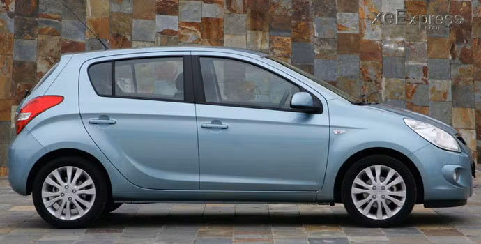 Xét một cách khách quan, về ngoại hình và nội thất, Hyundai i20 không hề thua kém những chiếc xe nhỏ khác, nếu không nói là ở một vài điểm, Hyundai i20 còn nổi bật hơn cả. Ngoài ra, Hyundai i20 còn có mức giá khá hợp lý, khoảng 27.000 USD (550 triệu). Yếu tố giá cạnh tranh sẽ là mấu chốt tạo được sức hút với người tiêu dùng, đặc biệt là nữ giới.