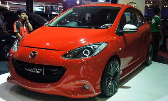 4. Mazda2 2011 Không chỉ nhỏ xinh, tiết kiệm nhiên liệu và giá “mềm”, Mazda2 2011 còn mang đến sự thú vị cho khách hàng nhờ kiểu lưới tản nhiệt “mặt cười”.