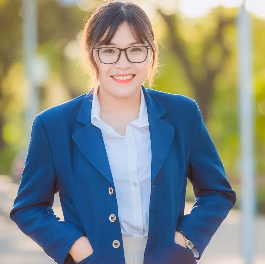 Cô Hồ Ái Linh chia sẻ việc làm thế nào để sử dụng hiệu quả sách giáo khoa Ngữ văn mới cũng là một vấn đề cấp thiết được đặt ra trước yêu cầu đổi mới. Ảnh: NVCC