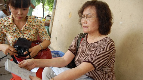 Bà Đỗ Y Na cho xem lại cuốn “Nhật ký” phòng khám. Bà Đỗ Y Na cho xem lại cuốn “Nhật ký” phòng khám.