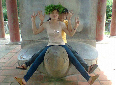 Cưỡi lên cổ cụ rùa, hai thiếu nữ này còn hồn nhiên tạo dáng xì teen