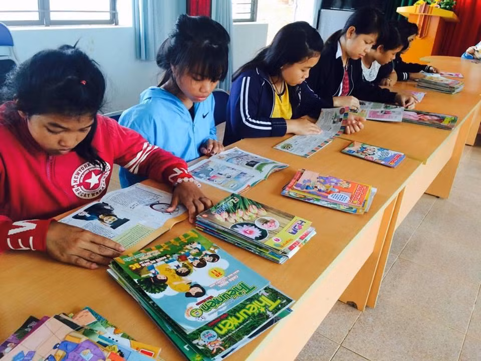 Các em học sinh Trường Phổ thông dân tộc nội trú Đăk R'Lấp (Đăk Nông) hưởng ứng ngày đọc sách lần thứ tư (Nguồn: Website nhà trường). Các em học sinh Trường Phổ thông dân tộc nội trú Đăk R'Lấp (Đăk Nông) hưởng ứng ngày đọc sách lần thứ tư (Nguồn: Website nhà trường).
