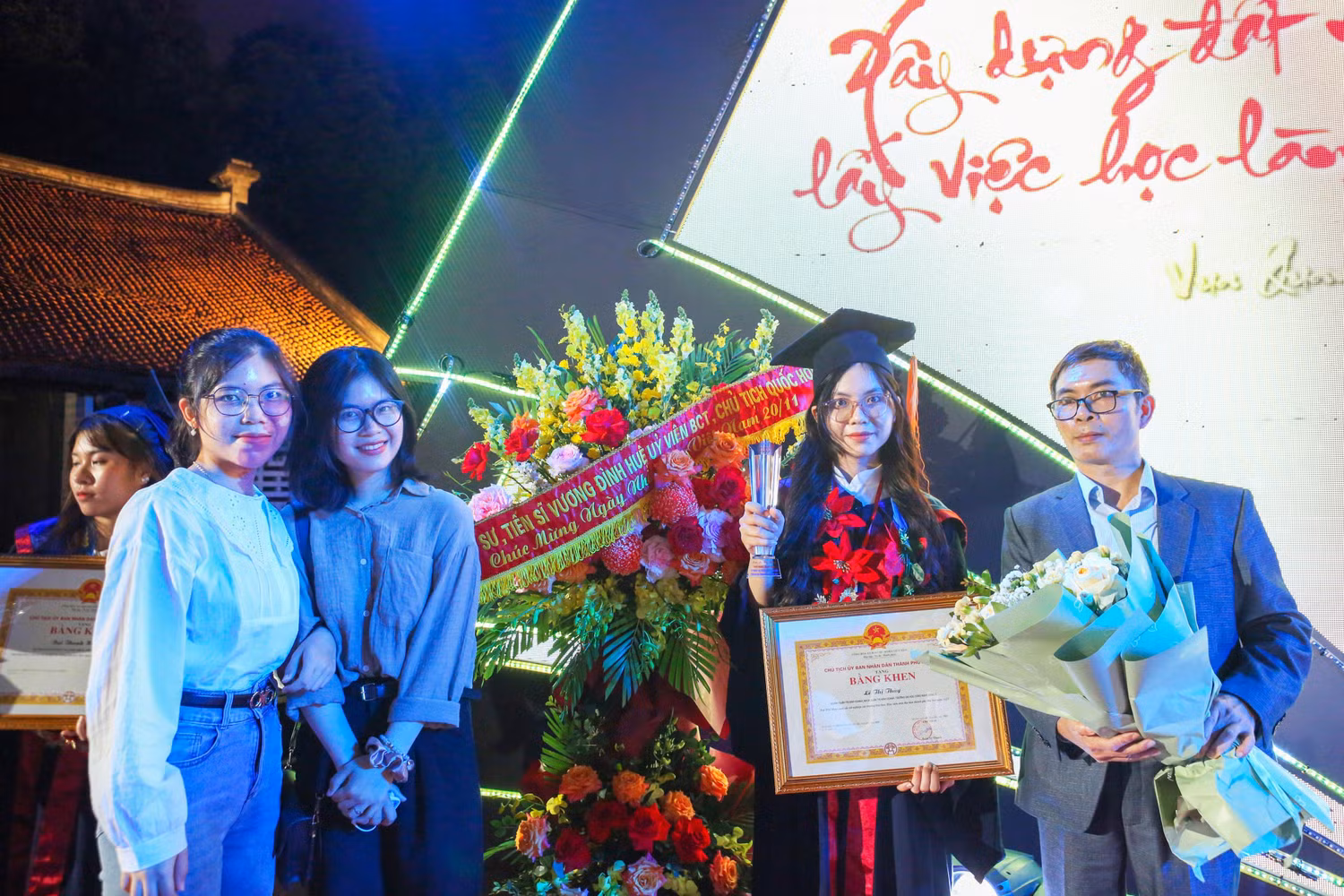 Lê Thị Thùy (nhận bằng khen) cùng bố và hai chị em sinh ba của mình tại Lễ tuyên dương Thủ khoa xuất sắc tốt nghiệp các trường đại học, học viện trên địa bàn thành phố Hà Nội năm 2022 (Ảnh: NVCC). Lê Thị Thùy (nhận bằng khen) cùng bố và hai chị em sinh ba của mình tại Lễ tuyên dương Thủ khoa xuất sắc tốt nghiệp các trường đại học, học viện trên địa bàn thành phố Hà Nội năm 2022 (Ảnh: NVCC).