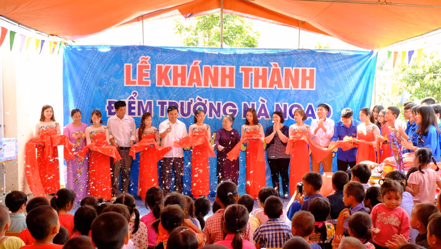 Lễ cắt băng khánh thành điểm trường Nà Ngao, tâm nguyện của cố nhà giáo Văn Như Cương lúc còn sống. (Ảnh: L.C) Lễ cắt băng khánh thành điểm trường Nà Ngao, tâm nguyện của cố nhà giáo Văn Như Cương lúc còn sống. (Ảnh: L.C)