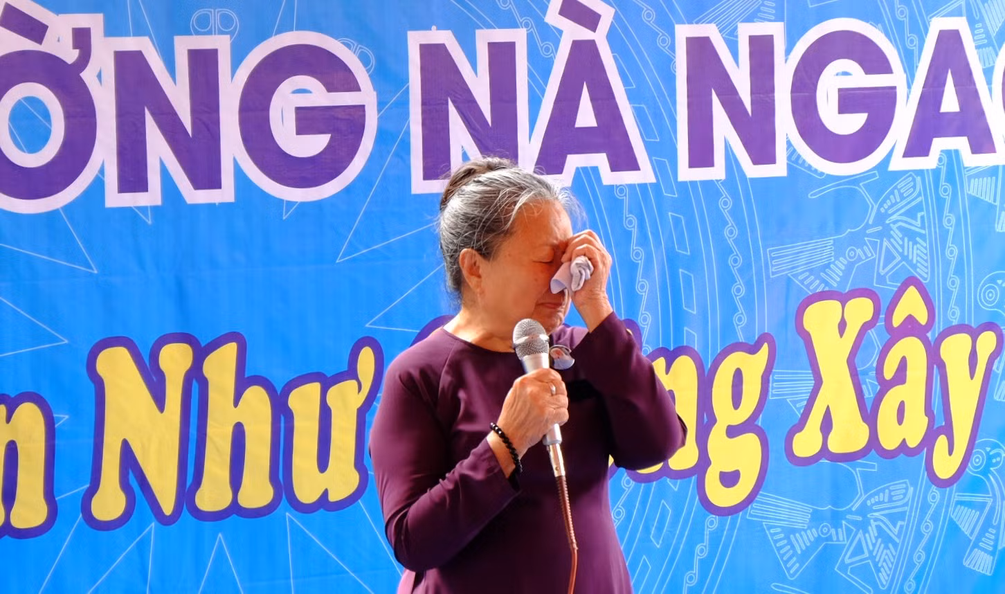 Bà Đào Kim Oanh – vợ cố nhà giáo Văn Như Cương xúc động trong ngày tâm nguyện của chồng bà thành hiện thực. (Ảnh: LC) Bà Đào Kim Oanh – vợ cố nhà giáo Văn Như Cương xúc động trong ngày tâm nguyện của chồng bà thành hiện thực. (Ảnh: LC)