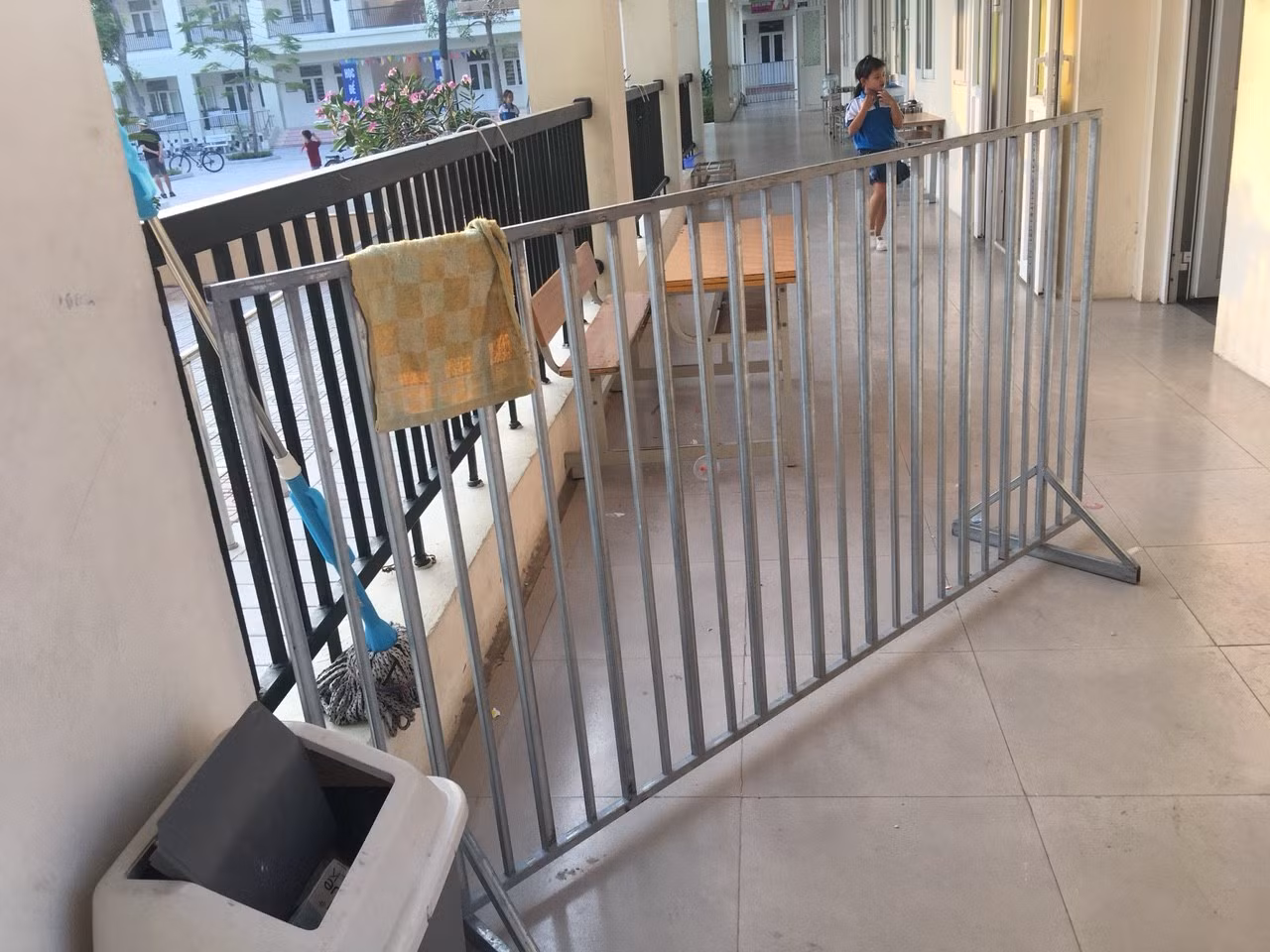 Hàng rào ngăn cách lớp học của học sinh học nhờ với các lớp học của trường Trung học cơ sở Cao Bá Quát. (Ảnh: PHHSCC) Hàng rào ngăn cách lớp học của học sinh học nhờ với các lớp học của trường Trung học cơ sở Cao Bá Quát. (Ảnh: PHHSCC)
