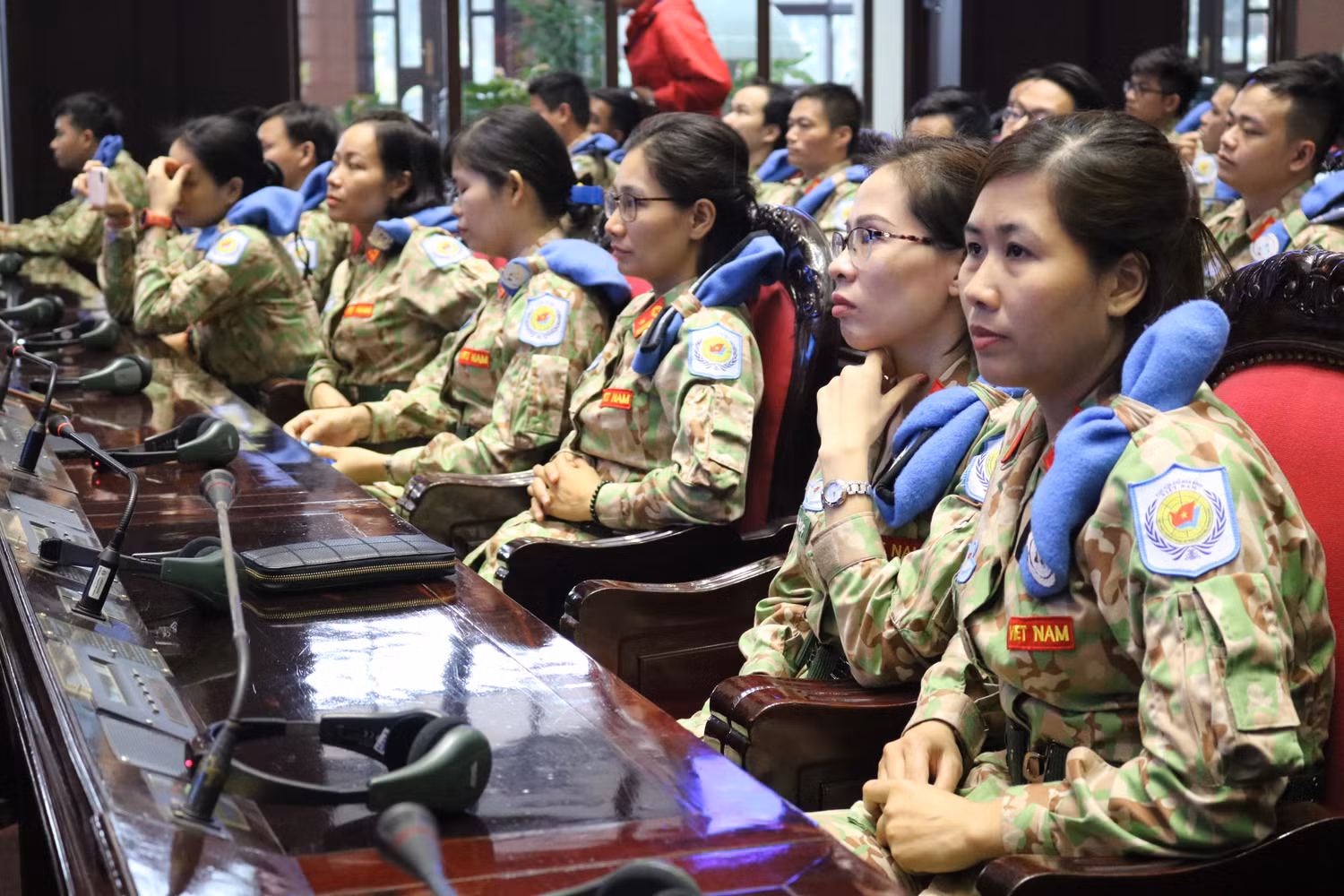 Cán bộ, nhân viên Bệnh viện dã chiến cấp 2 số 2 tham dự buổi lể. Ảnh: T.Vương