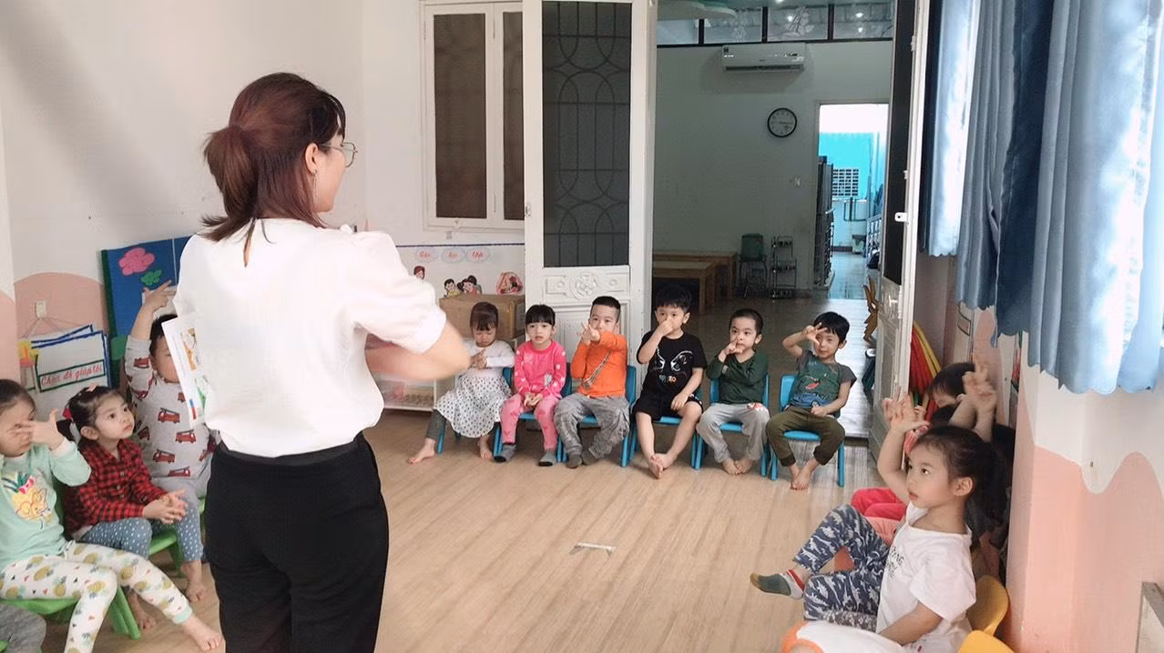 Nhiều giáo viên phải chuyển sang làm bán hàng online, shipper, nhận làm thuê thủ công, nhặt hạt tại nhà (ảnh: NVCC) Nhiều giáo viên phải chuyển sang làm bán hàng online, shipper, nhận làm thuê thủ công, nhặt hạt tại nhà (ảnh: NVCC)