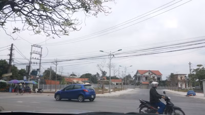Việc dùng hơn 4 tỷ đồng tiền ngân sách mở đường đi ngang qua nhà Chủ tịch UBND thị xã Đông Triều đang là tâm điểm khiến dư luận quan tâm và xôn xao bàn tán