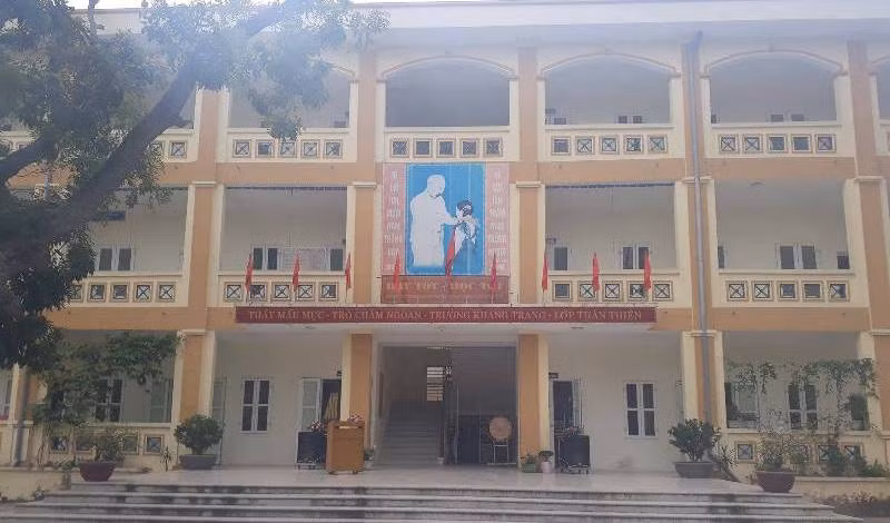 Trường tiểu học Vạn Điểm (Thường Tín, Hà Nội) nơi xảy ra việc phụ huynh kêu cứu vì cô giáo cô lập, trù dập học sinh và sau đó đã xin rút đơn vì lý do hiểu lầm. Ảnh Trần Việt. Trường tiểu học Vạn Điểm (Thường Tín, Hà Nội) nơi xảy ra việc phụ huynh kêu cứu vì cô giáo cô lập, trù dập học sinh và sau đó đã xin rút đơn vì lý do hiểu lầm. Ảnh Trần Việt.