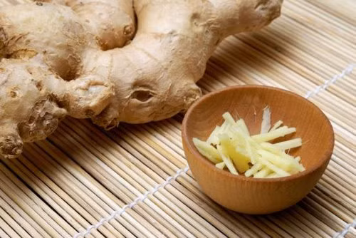 Ngậm hoặc ngửi gừng để tránh bị say tàu xe.