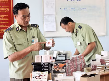 Phát hiện một kho hàng mỹ phẩm lậu ở huyện Bình Chánh với số lượng ước tính lên đến hàng trăm ngàn đơn vị sản phẩm. Phát hiện một kho hàng mỹ phẩm lậu ở huyện Bình Chánh với số lượng ước tính lên đến hàng trăm ngàn đơn vị sản phẩm.