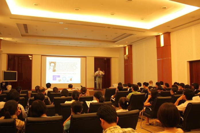 PGS.BS Christian Macedonia thuyết trình tại hội thảo.
