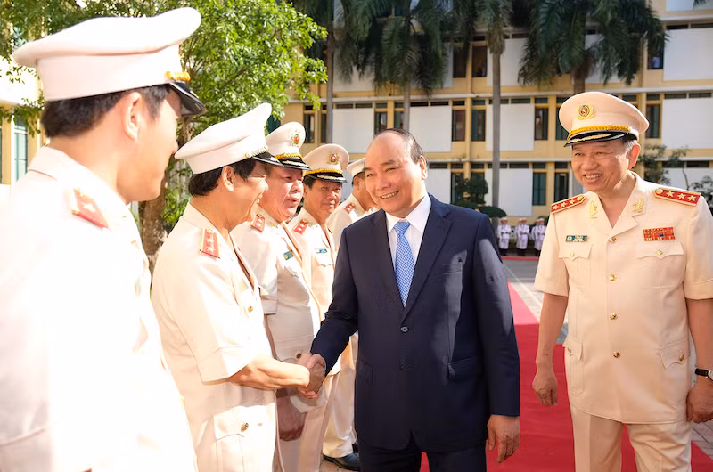 Thủ tướng thăm hỏi lãnh đạo Bộ Công an. Ảnh: VGP