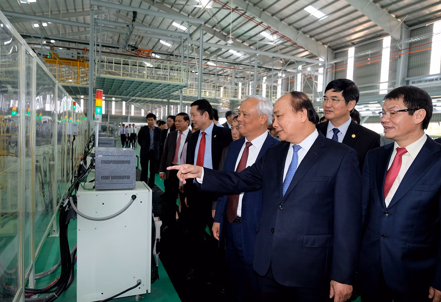 Thủ tướng tham quan nhà máy sản xuất ô tô Thaco Mazda. Ảnh: VGP/Quang Hiếu Thủ tướng tham quan nhà máy sản xuất ô tô Thaco Mazda. Ảnh: VGP/Quang Hiếu