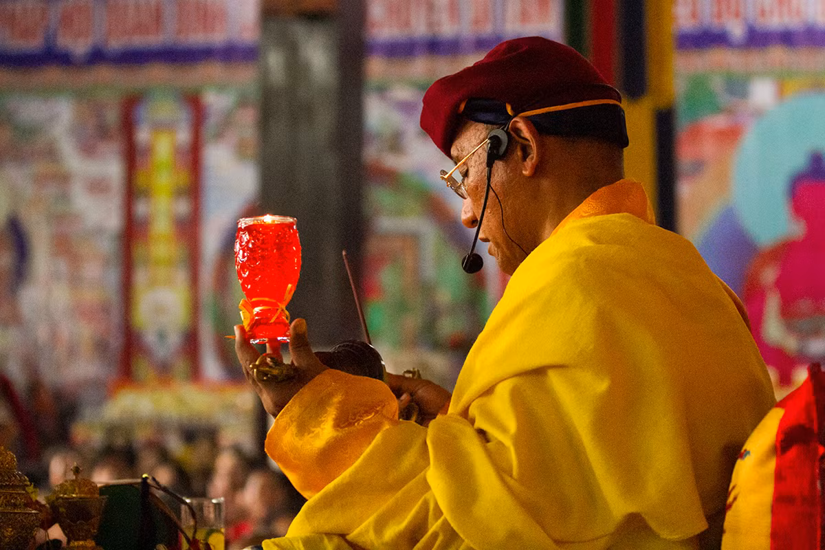 Ngài cầu nguyện cúng dàng đèn trong khoá lễ.