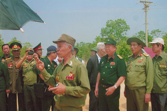 Các cựu chiến binh trong chuyến thăm lại thung lũng Ia Đrăng (tháng 5/2016). Ảnh: Baothainguyen.org.vn