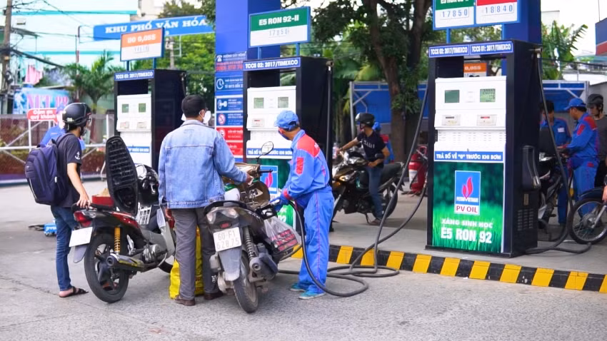 Xăng sinh học E5 RON 92 rẻ hơn 1.850 đồng/lít so với xăng RON 95 Xăng sinh học E5 RON 92 rẻ hơn 1.850 đồng/lít so với xăng RON 95