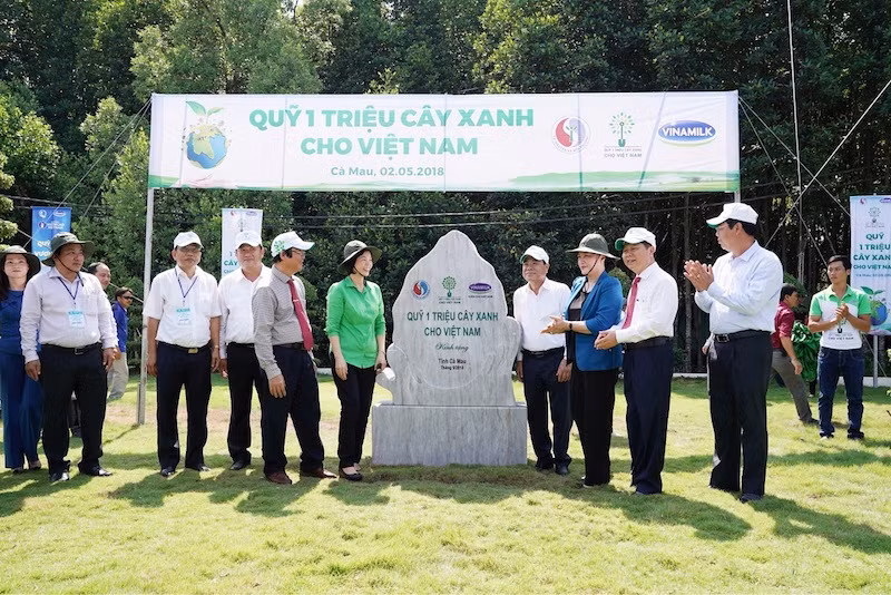 Các đại biểu thực hiện nghi thức kéo khăn phủ biển đá lưu niệm. Các đại biểu thực hiện nghi thức kéo khăn phủ biển đá lưu niệm.