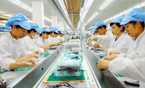Năng suất lao động thấp là nguyên nhân cơ bản làm cho sức cạnh tranh của hàng hóa Việt Nam luôn thấp kém so với hàng hóa của các nền kinh tế trong khu vực và trên thế giới. Ảnh minh họa: TTXVN Năng suất lao động thấp là nguyên nhân cơ bản làm cho sức cạnh tranh của hàng hóa Việt Nam luôn thấp kém so với hàng hóa của các nền kinh tế trong khu vực và trên thế giới. Ảnh minh họa: TTXVN