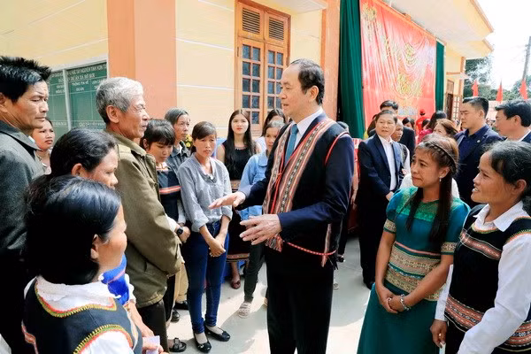 Chủ tịch nước Trần Đại Quang thăm, chúc tết, tặng quà động viên các gia đình chính sách xã Rờ Kơi. (Ảnh: Nhan Sáng/TTXVN)
