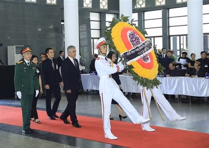 Đoàn Liên hiệp Công đoàn thế giới (WFTU), do Tổng thư ký George Mavrikos làm Trưởng đoàn, viếng Chủ tịch nước Trần Đại Quang. Ảnh: Nhan Sáng - TTXVN