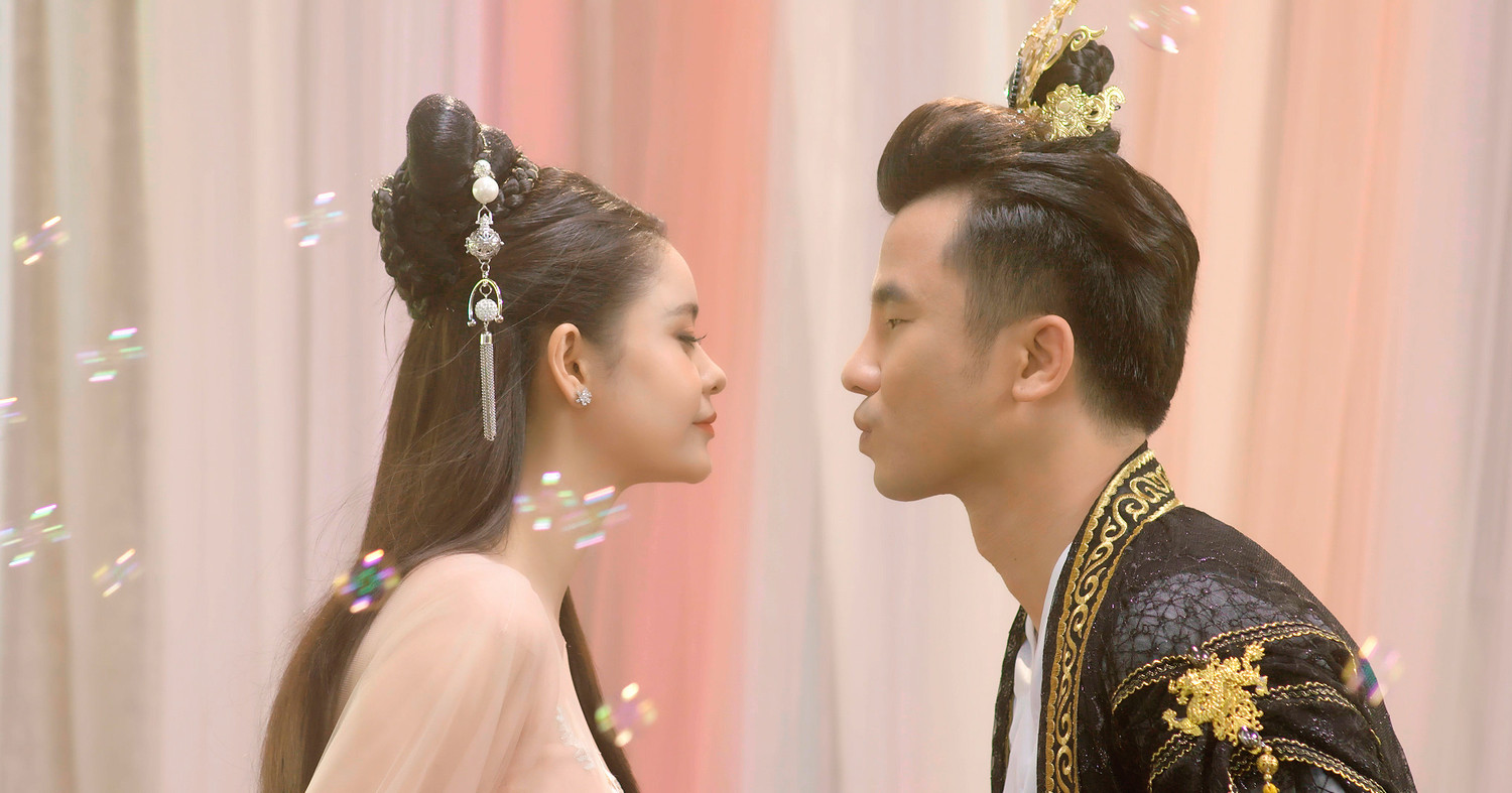 Biểu cảm ngọt ngào, tình tứ của Trương Quỳnh Anh và nam chính khiến fan phấn khích. Biểu cảm ngọt ngào, tình tứ của Trương Quỳnh Anh và nam chính khiến fan phấn khích.