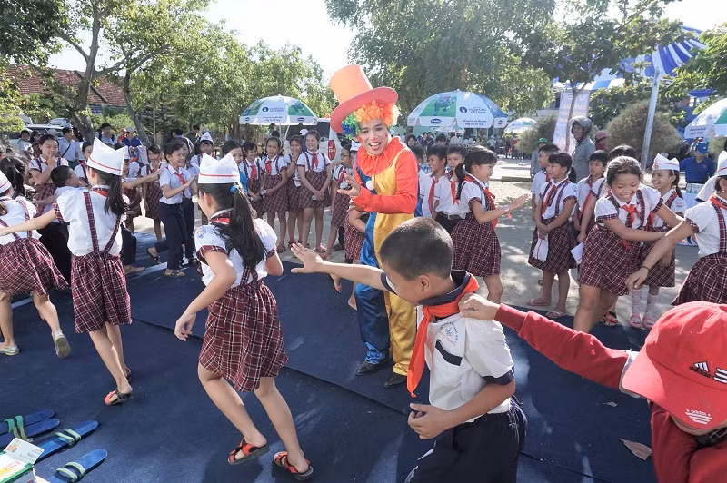 Khoảnh khắc vui tươi của các em khi chơi trò chơi cùng chú hề.