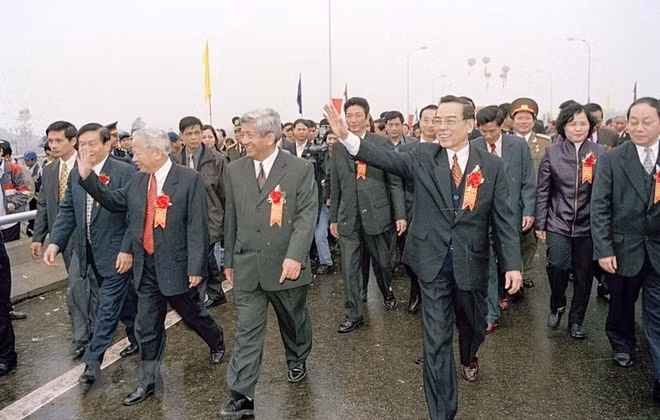 Thủ tướng Phan Văn Khải dự khánh thành cầu Tân Đệ qua sông Hồng, nối liền hai tỉnh Thái Bình và Nam Định, ngày 8/2/2002. (Ảnh: Thế Thuần/TTXVN)