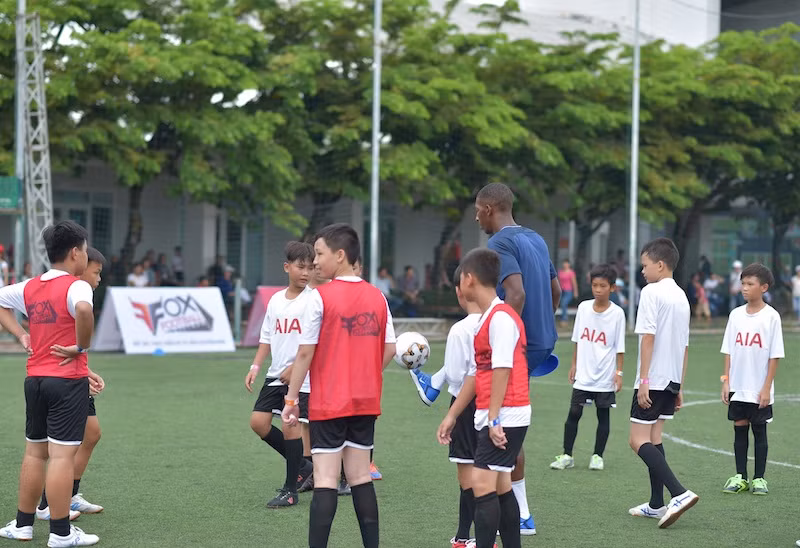 Các bé luyện tập dưới sự hướng dẫn của các huấn luyện viên Các bé luyện tập dưới sự hướng dẫn của các huấn luyện viên