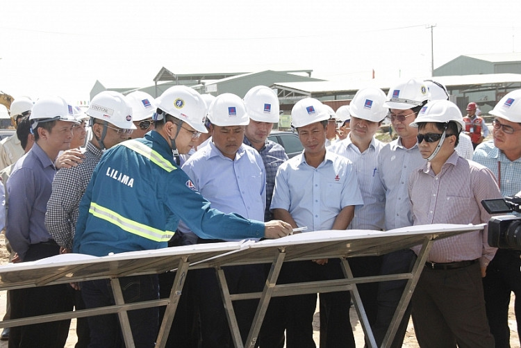 Đoàn công tác kiểm tra tình hình trên công trường Dự án Nhà máy Nhiệt điện Sông Hậu 1
